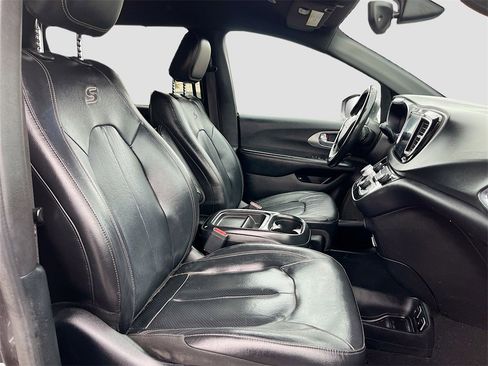 Used 2019 Chrysler Pacifica Touring-L w/ S Appearance Package image 28