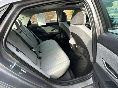 Used 2024 Hyundai Elantra Limited image 24