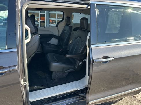 Used 2018 Chrysler Pacifica Touring-L image 28