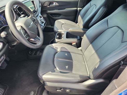 Used 2026 Chrysler Pacifica Select FWD image 10