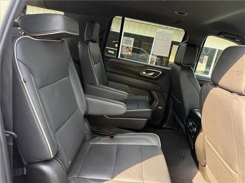 Used 2023 Chevrolet Suburban Premier image 40