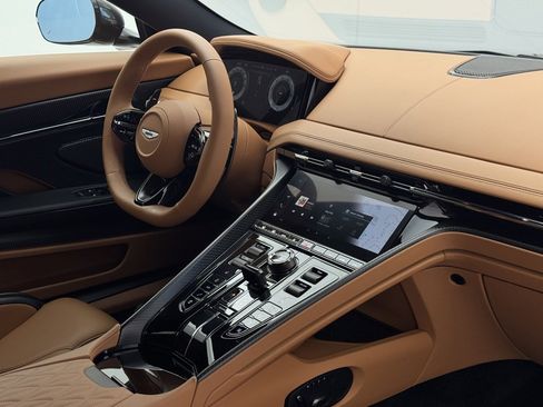 Used 2025 Aston Martin DB12 image 41