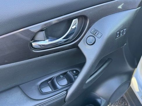 Used 2019 Nissan Rogue SV w/ Premium Package image 13