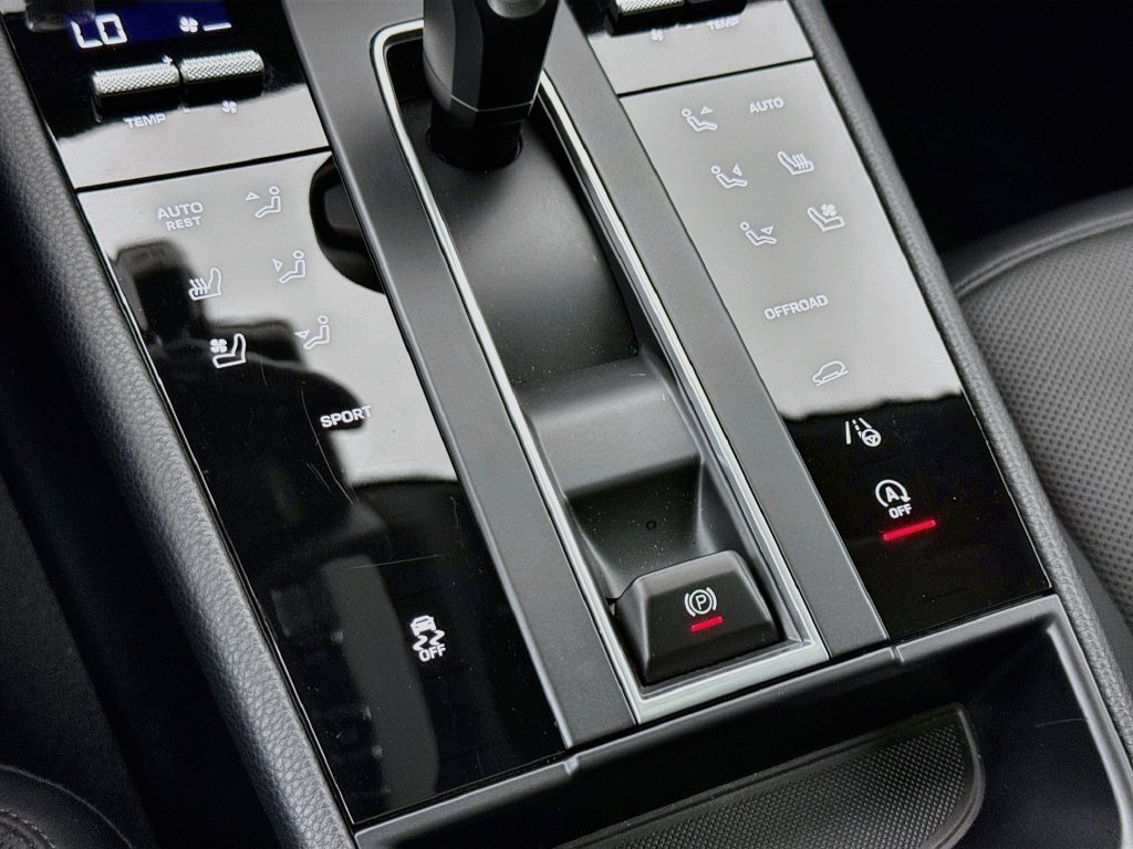 Certified 2025 Porsche Macan AWD/4WD image 22