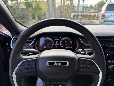 Used 2023 Jeep Grand Cherokee L Laredo image 21