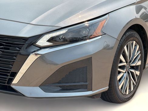 Used 2025 Nissan Altima 2.5 SV FWD image 11