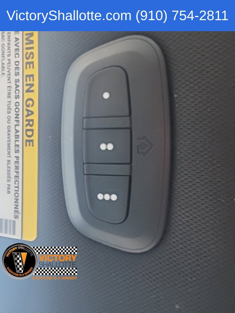 Used 2025 Chrysler Pacifica Limited FWD image 39