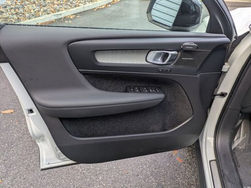 Used 2023 Volvo XC40 B5 Ultimate w/ Protection Package Premier image 12