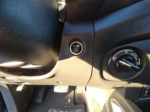 Used 2023 Nissan Frontier SV w/ SV Convenience Package image 15