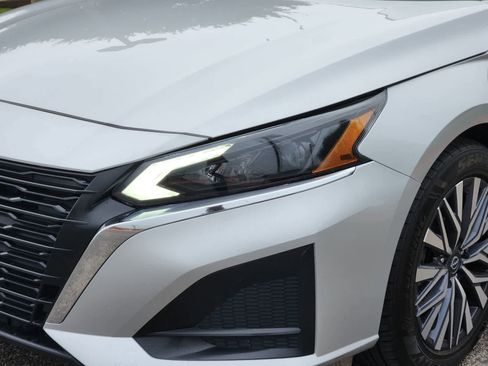 Used 2024 Nissan Altima 2.5 SV FWD image 7
