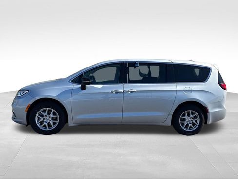 Used 2024 Chrysler Pacifica Touring-L FWD image 9