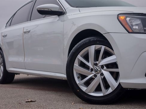 Used 2018 Volkswagen Passat 2.0T SE image 2