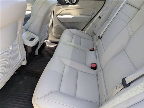 Used 2021 Volvo XC60 T5 Momentum w/ Premium Package FWD image 18