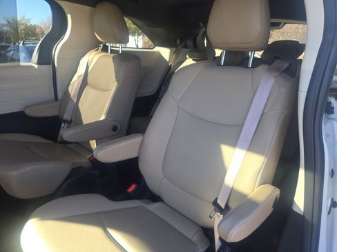 Used 2022 Toyota Sienna XLE image 7