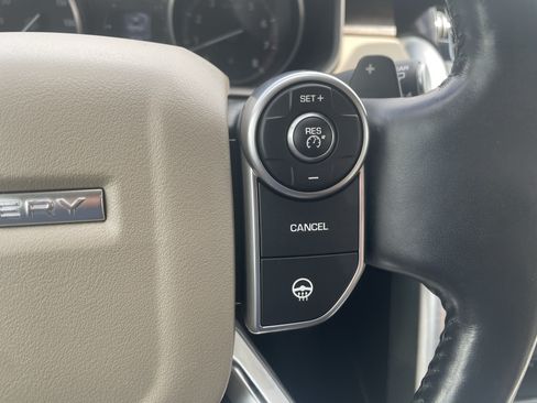 Used 2017 Land Rover Discovery HSE AWD/4WD image 16