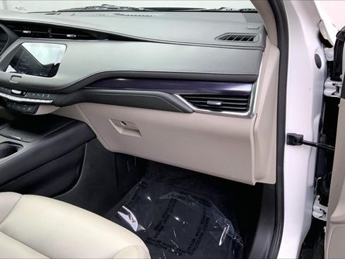 Used 2023 Cadillac XT4 Luxury w/ Cold Weather Package AWD/4WD image 16