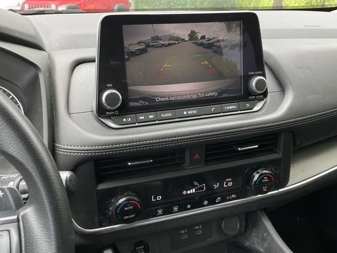 Used 2024 Nissan Rogue SV FWD image 18