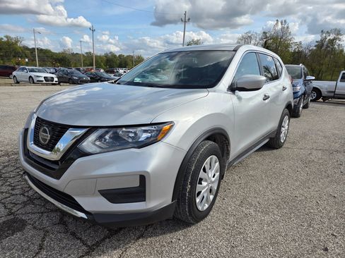 Used 2019 Nissan Rogue S image 2