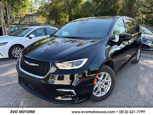 Used 2025 Chrysler Pacifica Select image 1