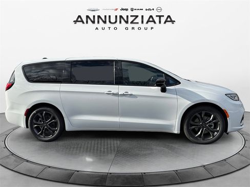 New 2026 Chrysler Pacifica Select image 6