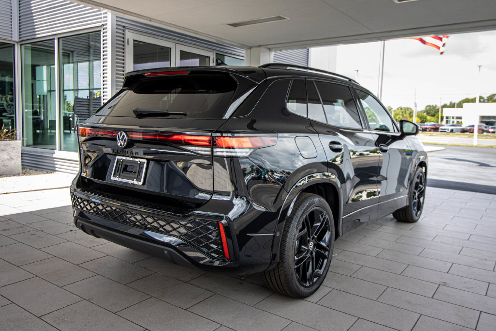 New 2026 Volkswagen Tiguan SE R-Line FWD image 2