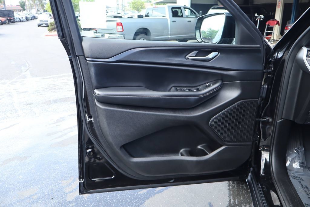 Used 2024 Jeep Grand Cherokee L Altitude RWD image 18