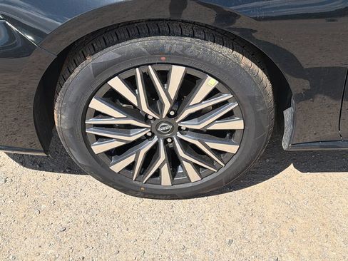Used 2025 Nissan Altima 2.5 SV FWD image 11