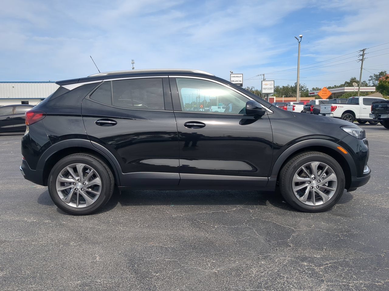 Used 2023 Buick Encore GX Essence w/ Experience Buick Package FWD image 3