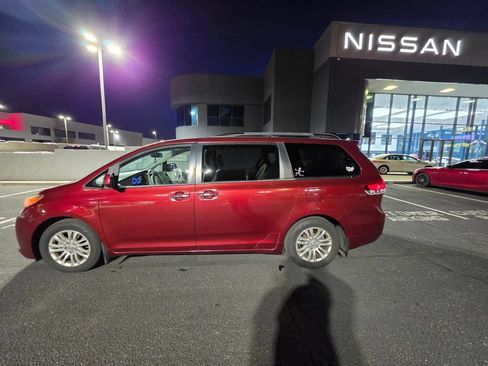 Used 2013 Toyota Sienna XLE FWD image 8