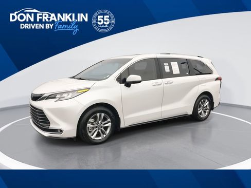 Used 2024 Toyota Sienna Limited image 1