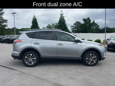 Used 2017 Toyota RAV4 XLE AWD/4WD image 3