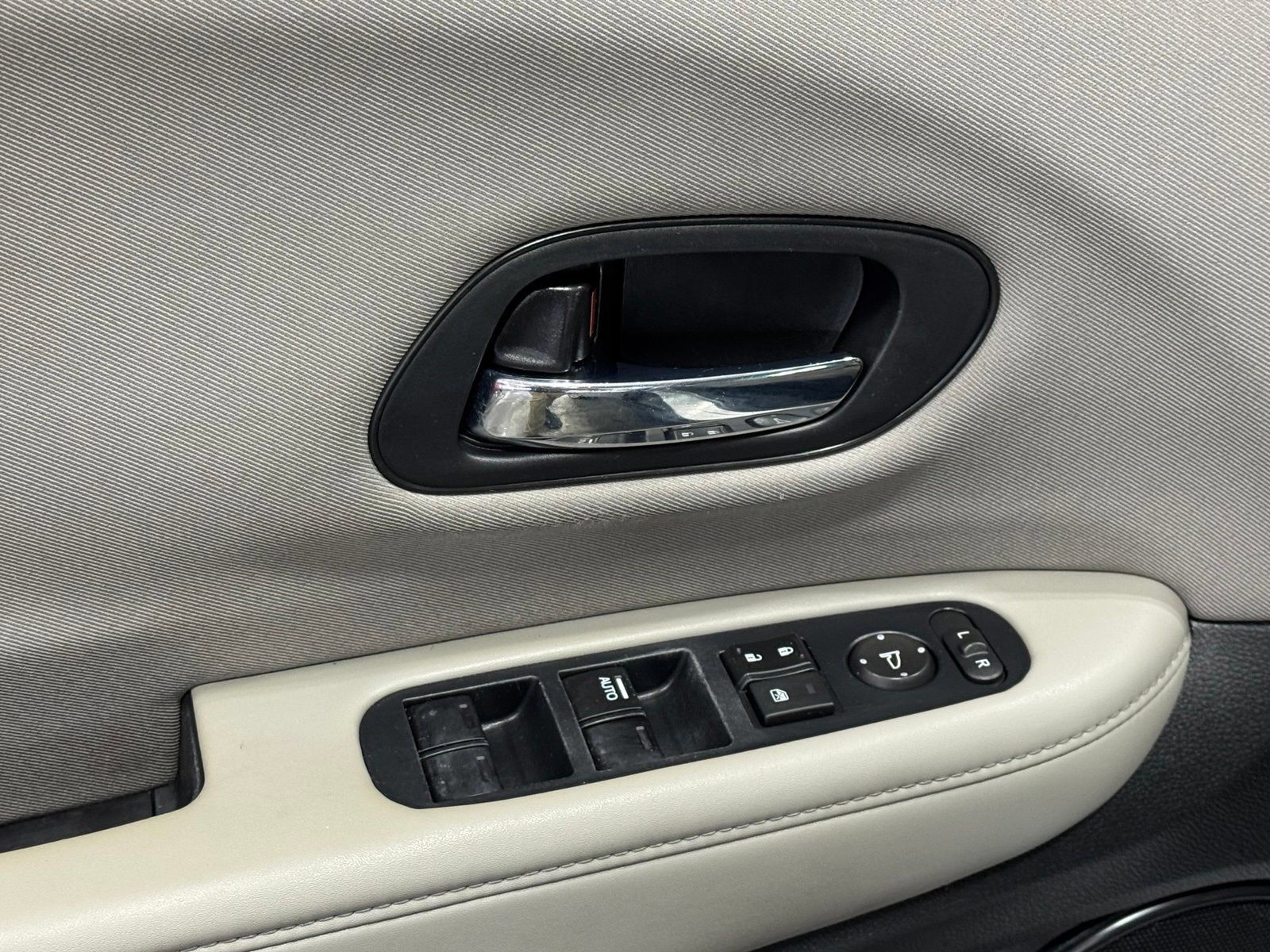 Used 2018 Honda HR-V LX image 15