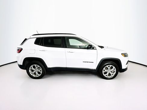 Used 2024 Jeep Compass Latitude image 10