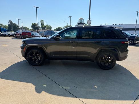 Used 2024 Jeep Grand Cherokee Limited w/ Black Appearance Package AWD/4WD image 8