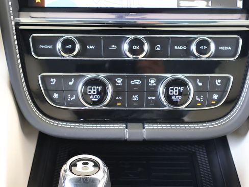 Used 2024 Bentley Bentayga AWD/4WD image 18