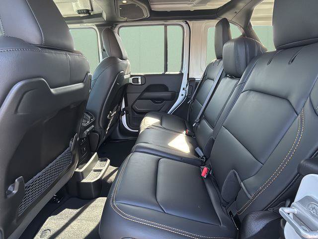 Used 2025 Jeep Wrangler Unlimited Sahara AWD/4WD image 23