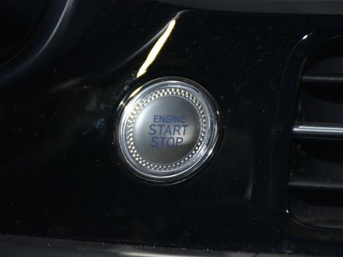 Used 2025 Genesis G70 2.5T image 12