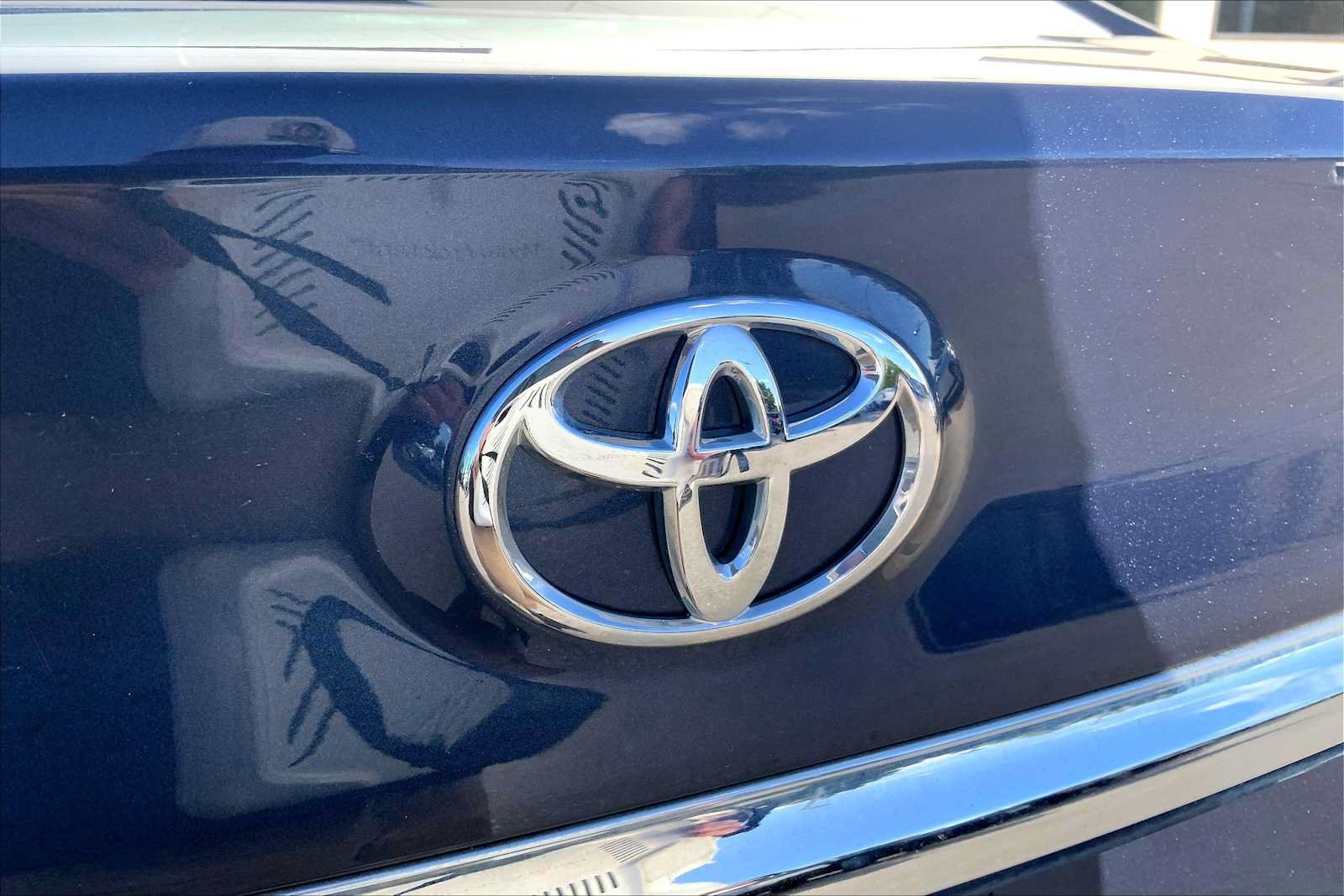 Used 2015 Toyota Camry LE FWD image 26