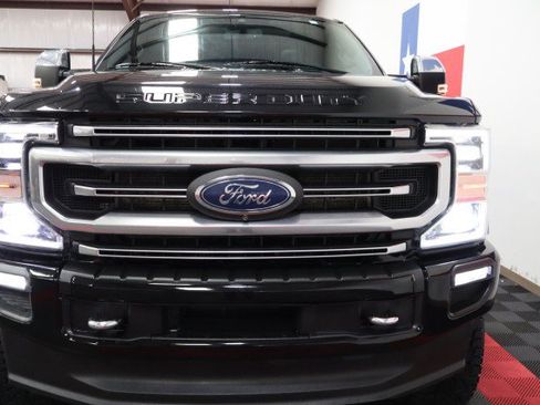 Used 2022 Ford F250 Platinum w/ FX4 Off-Road Package AWD/4WD image 22