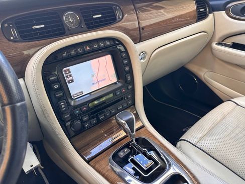 Used 2009 Jaguar XJ Vanden Plas Super V8 Portfolio RWD image 15