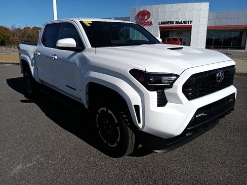 Used 2025 Toyota Tacoma TRD Sport image 1