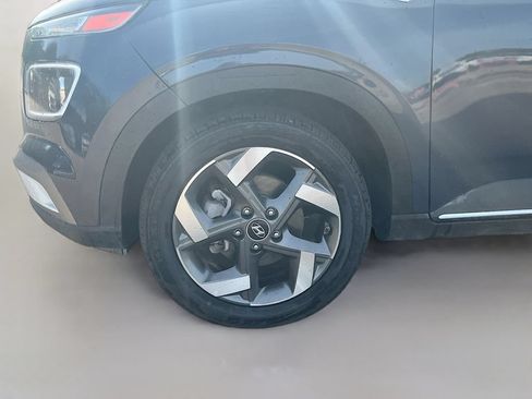 Used 2025 Hyundai Venue Limited FWD image 29