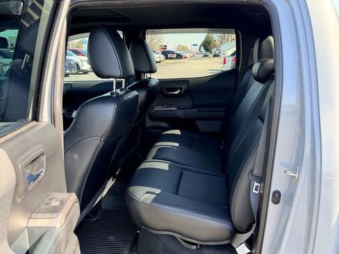 Used 2018 Toyota Tacoma TRD Sport image 12