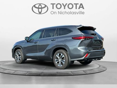Used 2020 Toyota Highlander XLE AWD/4WD image 3