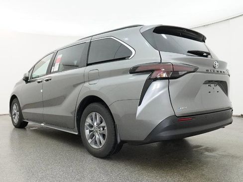 New 2026 Toyota Sienna XLE FWD image 8