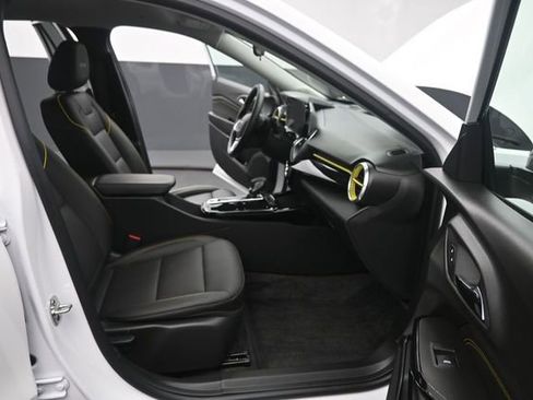 Used 2025 Chevrolet Trax ACTIV FWD image 18