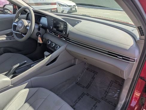 Certified 2025 Hyundai Elantra SE w/ Cargo Package FWD image 31