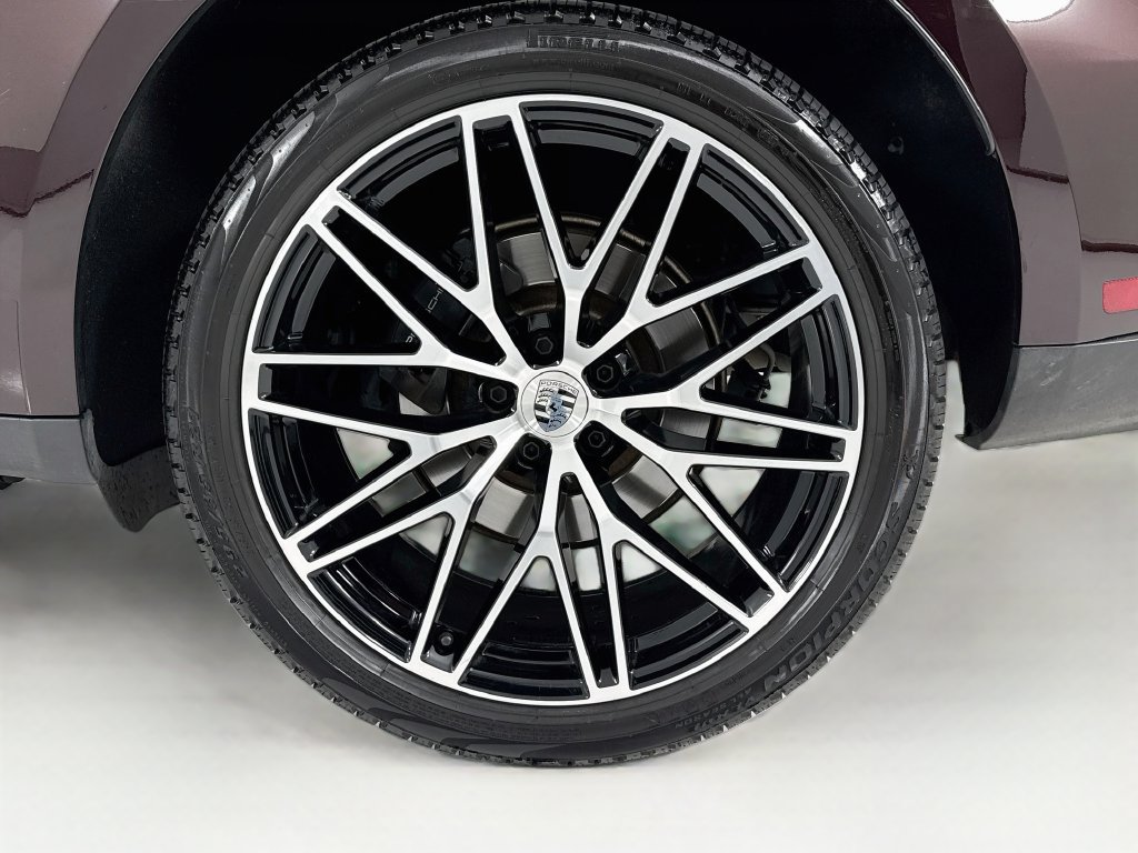Certified 2025 Porsche Macan AWD/4WD image 33