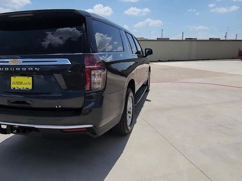 Used 2022 Chevrolet Suburban LT w/ Luxury Package RWD image 8