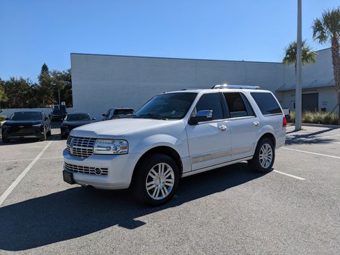 Used 2010 Lincoln Navigator Base image 1